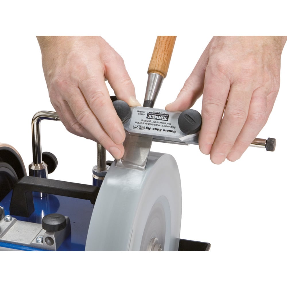 Grinding device for straight cutting edges