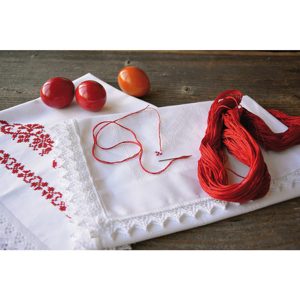 Weihkorbdecke Lamm weiß mit Spitze und rotem Garn und Nadel
