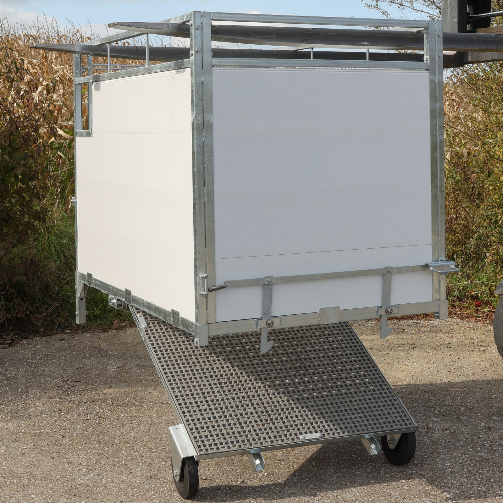 Kälberbox Premium mit schwenkbarem Boden
