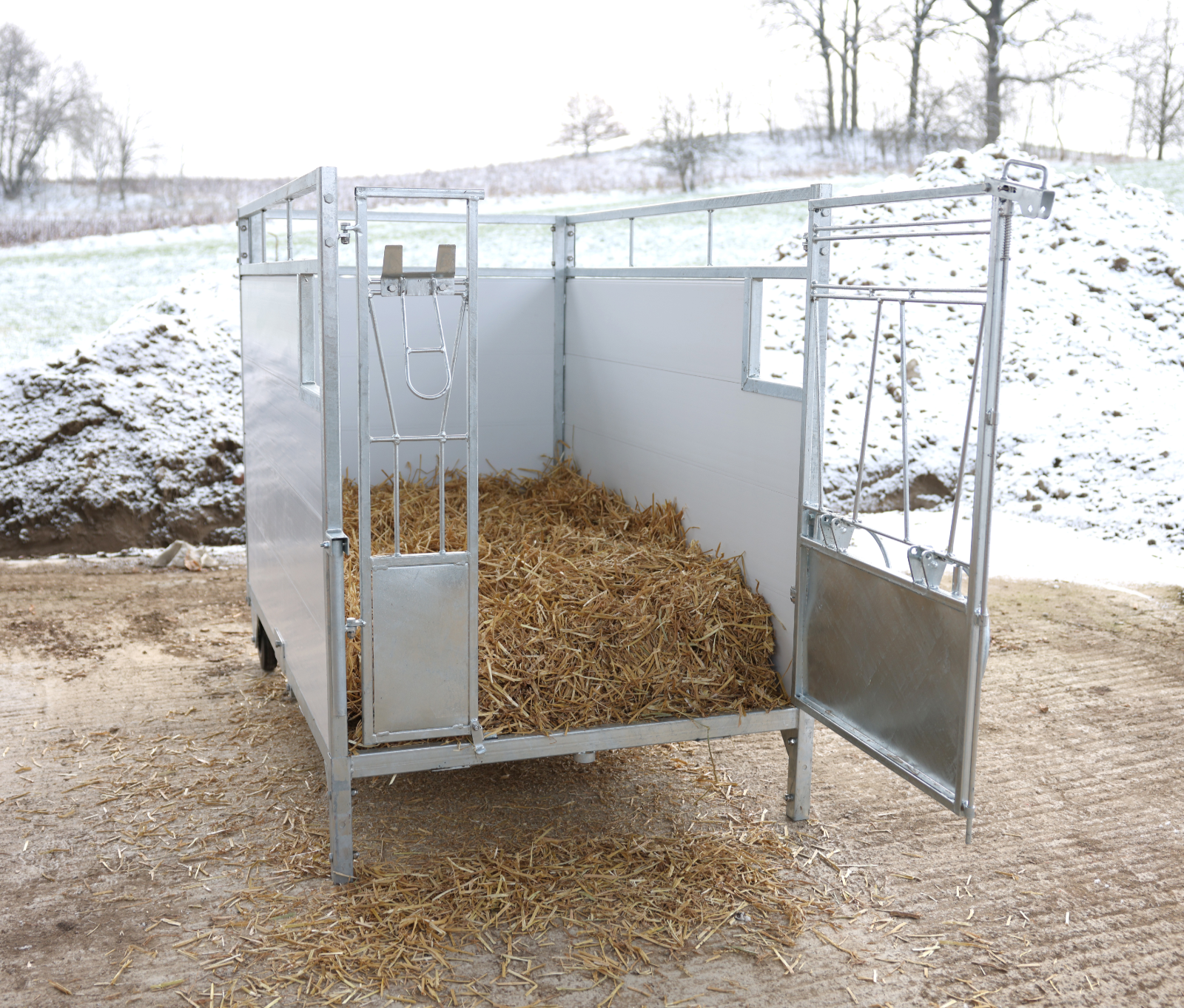 Kälberbox Premium mit schwenkbarem Boden