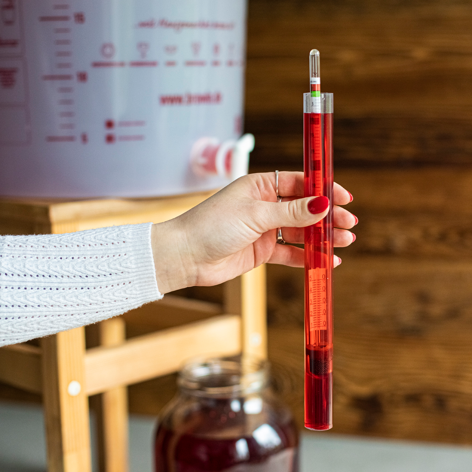Vinometer (Saccharimeter) mit Thermometer im Plastikreagenzglas