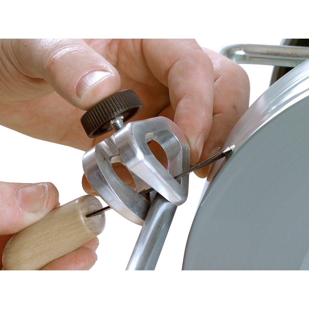 Grinding device for short tools