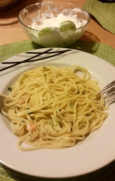 Lachs-Spinat-Spaghetti-mit-Gurkensalat